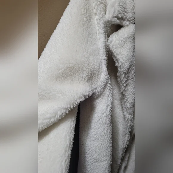 EUC ALO Yoga Oversized Sherpa Faux Fur Trench Coat Ivory Size XS - Picture 6 of 11